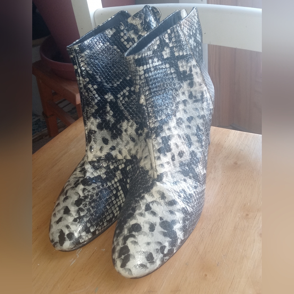 *NWT* Leather Snake Skin Ankle Booties Size 9.5  41